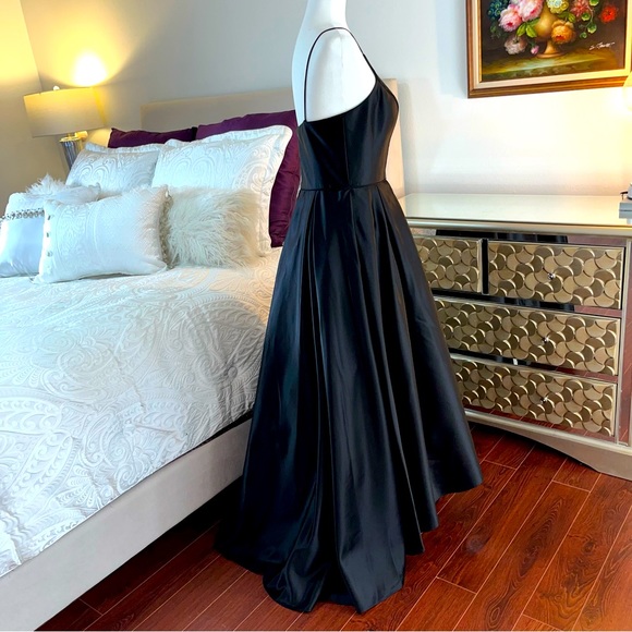 Betsy & Adam Dresses & Skirts - Betsy Adam gown. NWOT. Black. Form fitted bodice with boning.